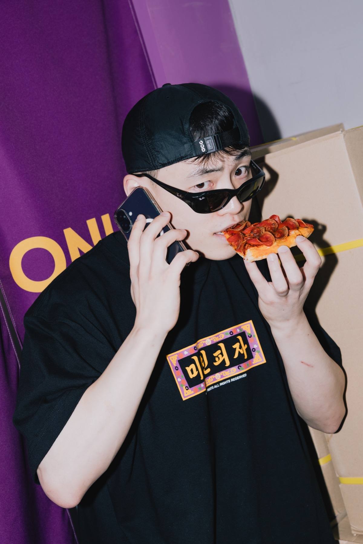 피자를 먹는 고객